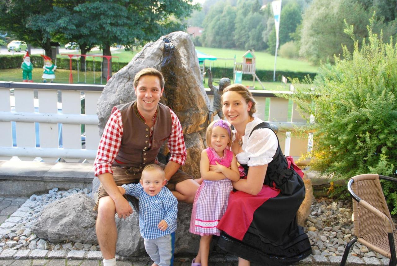 Traditions-Gasthaus Bayrischer Hof ลอยท์เคียร์ช อิม อัลล์กอย ภายนอก รูปภาพ